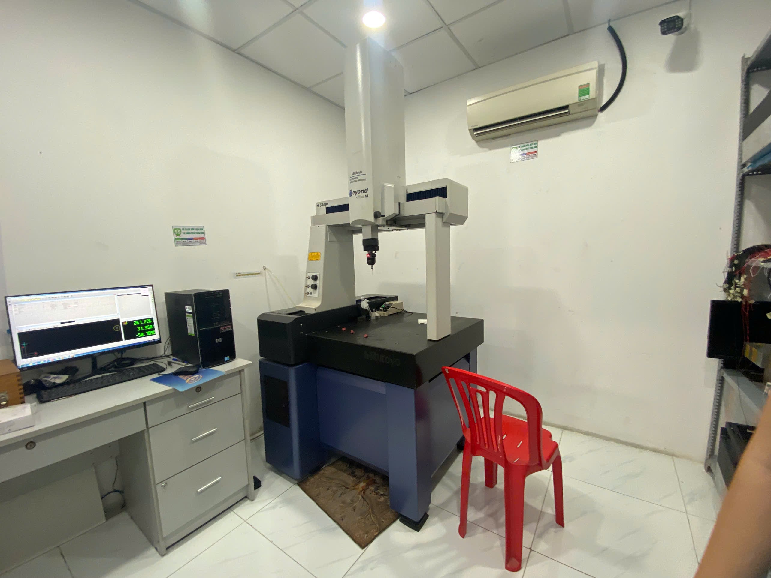 CMM machine.jpg